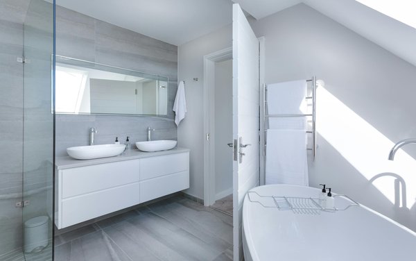 Astuces efficaces pour optimiser l'espace de votre salle de bain